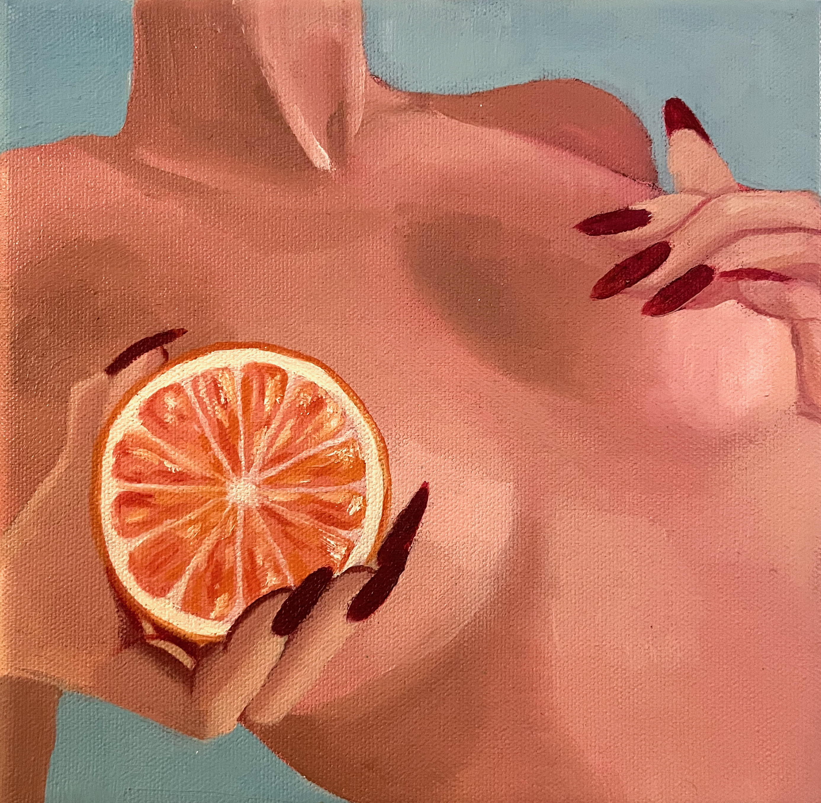 Mujer con naranja