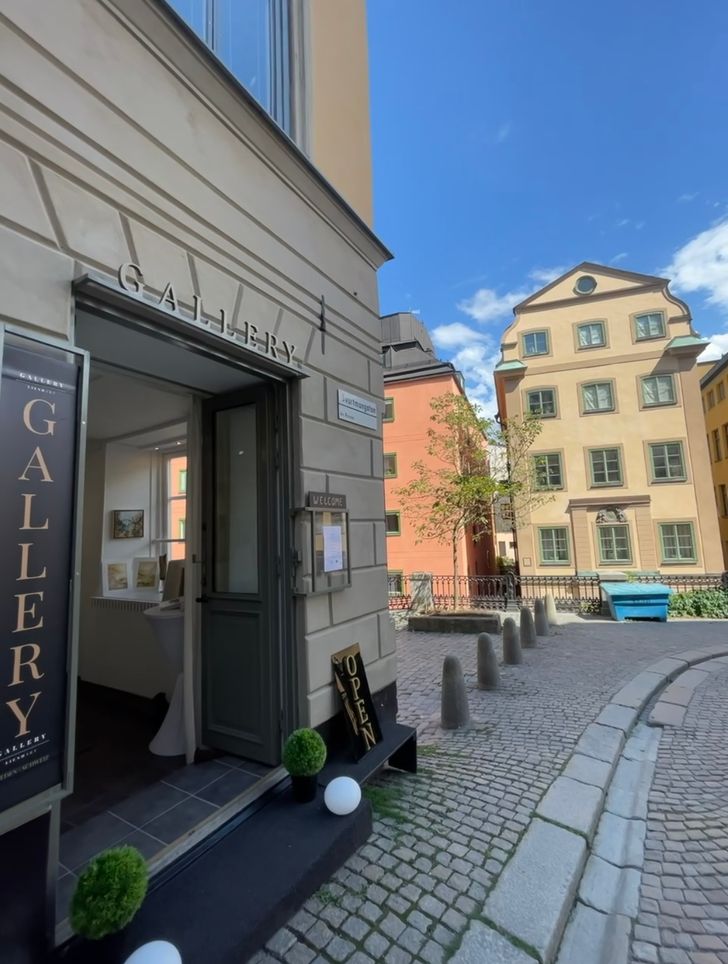 Discover Art in Gamla Stan – Visit Gallery Lienhart During Your Stockholm Trip